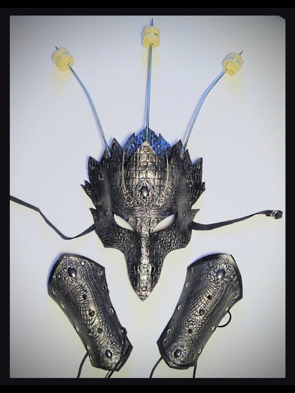Black Dragon-Scale Leather Mask and Gauntlet  Set